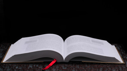 直行和右转都是绿灯,在直行道上右转违章吗