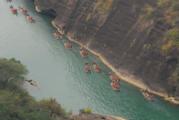 直行和右转都是绿灯,在直行道上右转违章吗