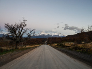 车仪表盘上黄色感叹号亮怎么回事