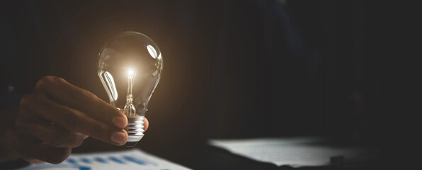 直行和右转都是绿灯,在直行道上右转违章吗