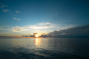 氙气灯透镜可以装led灯泡吗？