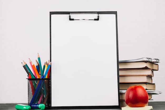 电动车在车棚被损坏谁担责