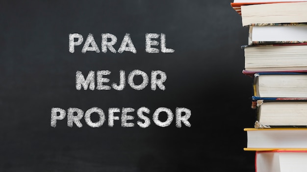 直行和右转都是绿灯,在直行道上右转违章吗